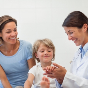 Foto de médico, mãe e criança