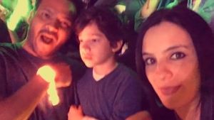 menino com autismo se emociona em show do coldpay