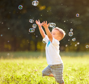 Criança com autismo brincando - tratamento para o autismo