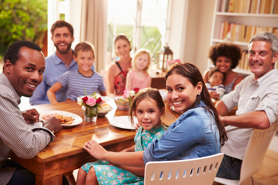 Almoço de família com criança com autismo