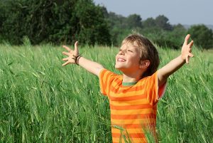 Criança com autismo setindo-se feliz